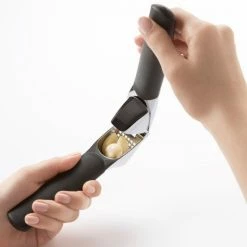 Cook With OXO OXO Good Grips Garlic Press
